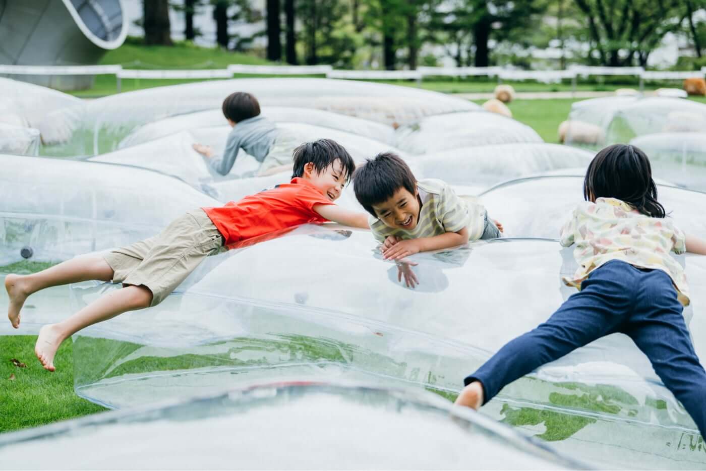 遊具で遊ぶ子どもたち
