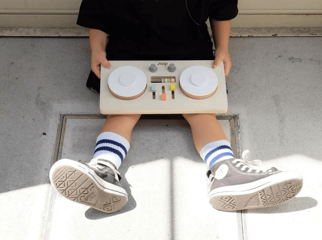 little DJで遊ぶ子ども
